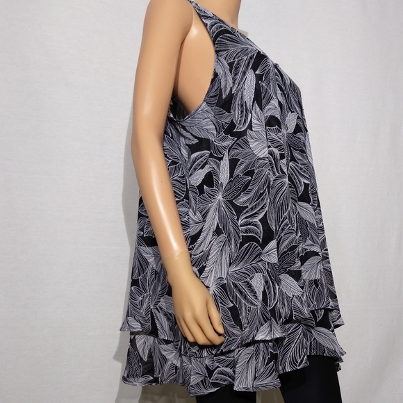Lane Bryan: V-neck Leaf Print Layered Flowy Top - Picture 3 of 8